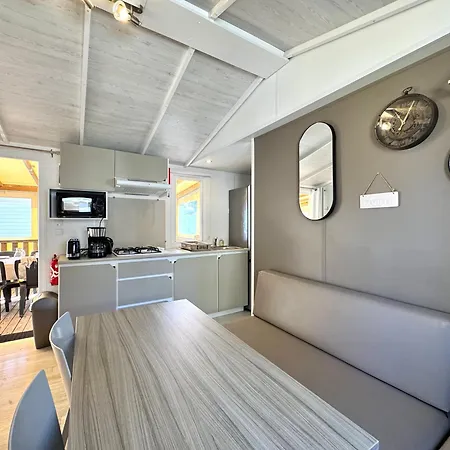 Un Toit Sur Le Bassin Claouey Kemping